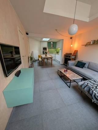 Op zoek naar een huis op een gegeerde locatie? Bekijk dan zeker deze instapklare rijwoning!Binnenkomen doe je in de leefruimte met hoog plafond. Aansluitend vind je een volledig uitgeruste keuken, waar een lichtkoepel zorgt voor voldoende natuurlijke lichtinval. De leefruimte geeft verder toegang tot een ruime berging waar aansluitingen voor wasmachine en droogkast voorzien zijn alsook een toilet met ruime inbouwkast. Op de eerste verdieping vind je de toegang naar het zonneterras. Verder is er een praktische badkamer met inloopdouche, lavabomeubel met ingebouwde opbergkast en toilethoek. Aan de voorzijde van het huis vind je een slaapkamer met mezzanine slaapgedeelte, ingebouwde kleerkast en een bureau. Op de bovenste verdieping brengt een kleine overloop met boekenkast je naar de ruime master bedroom. De woning werd volledig gerenoveerd in de periode 2013-2016 wat resulteert in een EPC B label. De woning beschikt verder over centrale verwarming op gas, is asbestvrij en heeft een gekeurde elektriciteitsinstallatie.De ligging is top: het centrum van Gent is op fietsafstand, maar je hebt hier toch de rust van een echte woonbuurt. Je zit vlakbij de verschillende Gentse stations en de grote uitvalswegen. Groen, winkels en leuke cafeetjes vind je om de hoek.Ben je benieuwd? Kom dan zeker eens een kijkje nemen op de kijkdag op 25 april. Afspraak maken kan via Dewaele.comDe algemene voorwaarden van Dewaele DIY kunt u steeds raadplegen via dewaele.com.Bestuursmaatregelen in het maatregelenregister: in aanvraag