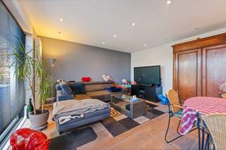 <p><span>Dit ruime en lichtrijke duplexappartement van ca. 104 m² beschikt over een aangenaam terras van ca. 27 m² en is gelegen langs de Gistelse Steenweg in Sint-Andries, op een uiterst centrale locatie nabij Brugge. Openbaar vervoer, het station van Brugge, scholen, winkels en tal van andere voorzieningen bevinden zich op korte afstand, wat zorgt voor een vlotte bereikbaarheid.</span></p>
<p><span>Het appartement is toegankelijk via een afzonderlijke trap aan de zijkant van het gebouw. Via het ruime terras bereik je de inkomhal van het duplexappartement. Aansluitend kom je in de lichtrijke, open leefruimte met een gezellige zit- en eetplaats. De mooie parketvloer zorgt voor een warme en stijlvolle uitstraling. Vanuit de woonkamer heb je rechtstreeks toegang tot het terras, waar je heerlijk kunt genieten van het buitenleven.</span></p>
<p><span>Op het gelijkvloers bevindt zich verder een eerste slaapkamer, een praktische berging met aansluiting voor de wasmachine en een ruime badkamer. Deze is uitgerust met een dubbele wastafel, een douche, een ligbad en een toilet.</span></p>
<p><span>De bovenverdieping omvat nog twee volwaardige slaapkamers en een afzonderlijk toilet.</span></p>
<p><span>Een absolute meerwaarde is de afzonderlijke, ruime garage/loods van ca. 40 m², die inbegrepen is in de verkoop. Deze beschikt over een elektrische poort en is voorzien van water en elektriciteit, wat tal van mogelijkheden biedt.</span></p>
<p><span>Interessante investeringsopportuniteit! Zowel het appartement als de garage/loods worden momenteel verhuurd. Dit maakt het geheel bijzonder interessant voor wie op zoek is naar een investeringseigendom met bestaande huurinkomsten.</span></p>
<p><span>Interesse in dit ruime duplexappartement met terras en garage/loods?</span></p>
<p><span>Contacteer Beau via beau@waeyler.be of op 0470 54 16 27.</span></p>