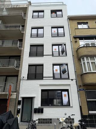 Schitterend gerenoveerd gelijkvloersappartement met terras op centrale ligging in de Koningin der badsteden en op wandelafstand van het strand en...