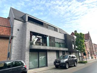 Instapklaar appartement in het hart van Geluwe!Gelegen op het 2de verdiep (lift aanwezig) en perfect onderhouden.Indeling:Geniet van een lichtrijke...