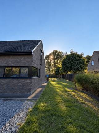 <p>Op zoek naar een instapklare woning met ruimte en een grote tuin?</p><p>Deze vrijstaande woning uit 2014 ligt als laatste huis in een doodlopende straat in Brecht. Op het hoekperceel van 1.347 m² bevindt zich ca. 190 m² bewoonbare oppervlakte, met drie slaapkamers en een ruime zuidgerichte tuin met zwembad.</p><p>De leefruimte en keuken sluiten rechtstreeks op elkaar aan en vormen een open woonruimte met veel contact met de tuin. De op maat gemaakte keuken in Italiaans design werd ingericht met veel aandacht voor kastruimte en praktisch gebruik. Ze is uitgerust met toestellen van Küppersbusch, waaronder een combi-stoomoven en combi-oven/microgolfoven, aangevuld met een Teppanyaki-plaat, vaatwasser en vier gaspitten van Barazza. Aansluitend bevindt zich een aparte ruimte die momenteel als bureau wordt gebruikt.</p><p>Op de eerste verdieping zijn drie slaapkamers aanwezig. De master bedroom wordt aangevuld met een ruime kinderkamer en een derde kamer die momenteel als speelkamer wordt gebruikt, maar eenvoudig opnieuw als slaapkamer kan worden ingericht. Verder zijn er een badkamer, wasruimte en tweede toilet.</p><p>De zuidgerichte tuin is onderhoudsvriendelijk aangelegd en volledig omheind met composiet. Bomen zorgen voor extra privacy. Het verwarmde semi-inbouwzwembad en de overdekte veranda vormen samen met de tuin een aangename buitenruimte. Via een tweede toegang achteraan is de tuin ook langs de achterzijde bereikbaar. Verder zijn er een tuinhuis met overkapping, aparte opslagruimte en een afgesloten buitenweide voor honden.</p><p>Qua comfort is er beneden vloerverwarming en airconditioning voorzien. Ook twee van de drie slaapkamers beschikken over airco. Daarnaast zijn er 30 zonnepanelen. Een garage, carport en ruime oprit met plaats voor meerdere wagens vervolledigen het geheel.</p><p>De ligging is rustig, met tegelijk een vlotte verbinding via de Sint-Jobsesteenweg naar de E19 richting Antwerpen en Breda.</p>
