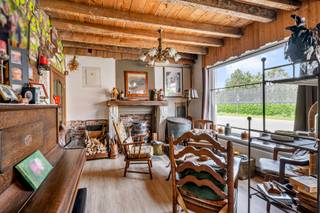 <p>TE KOOP IN LOCHRISTI - ZAFFELARE<br />Deze woning heeft een mooie geschiedenis waarvan delen nog zichtbaar en voelbaar zijn binnenin.</p>
<p>Van zodra u binnenkomt, wordt duidelijk dat de ruimtes harmonieus in elkaar overvloeien. Centraal op het gelijkvloers is de keuken, van waaruit verschillende andere ruimtes toegankelijk zijn. Een grote leeshoek, die ook kan fungeren als hobbyruimte,… is voorzien van een authentiek houtvuur en brengt meteen een grote hoeveelheid natuurlijk licht binnen. De andere kant van het gebouw toont een mooie samensmelting van living en eetplaats, samen goed voor maar liefst 49 m2. Achteraan is er een gezellige eethoek, verbonden met zowel de keuken als de zuidgerichte en onderhoudsvriendelijke tuin.</p>
<p>Verder is een grote kamer – die momenteel fungeert als slaapkamer – omvormbaar als bureau, hobbykamer, archiefkamer,… Een bijkomende ruimte van 44 m2 naast de tuin is vandaag ingevuld als atelier.</p>
<p>Op de eerste verdieping brengt de nachthal u naar de verschillende slaapkamers en de badkamer, die volledig uitgerust is, voorzien van een ligbad, douche, lavabo… De slaapkamers hebben een oppervlakte van 20 en 16 m2, groot genoeg voor het organiseren van een extra dressing.</p>
<p>De ligging: het perceel is zuidgericht, de woning biedt snelle toegang tot winkels, sportgelegenheid, recreatie,…</p>
<p>In 2017 werden de ramen vernieuwd.</p>
<p>We nodigen u graag uit voor een gedetailleerd bezoek ter plaatse.</p>
<p>Tel 09 274 15 53</p>
<p>Mail floris@cornelis-goeman.be</p>