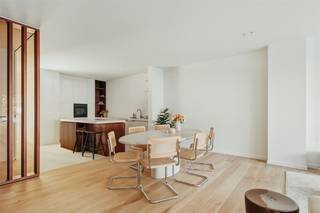 In een rustig, doodlopend zijstraatje van de Krijgslaan bevindt zich dit hoogwaardig afgewerkt gelijkvloers appartement van ca. 110 m². Het appartement werd volledig vernieuwd met kwalitatieve materialen en een tijdloze, warme afwerking.Het appartement beschikt over een stijlvolle inkomhal met gastentoilet en schuifdeur, een ruime leefruimte en een open keuken op maat in fineerhout en mortex, met centraal kookeiland. Aansluitend bevindt zich een praktische berging/wasplaats. De nachthal is voorzien van een ingemaakte kast en biedt toegang tot twee grote slaapkamers die rechtstreeks uitgeven op het uitzonderlijke zuidgerichte terras van 40 m². De badkamer is volledig in mortex afgewerkt en uitgerust met een moderne inloopdouche en lavabomeubel. (ook nog mogelijkheid tot plaatsen extra toilet) De ligging is bijzonder aangenaam: rustig, maar toch dicht bij De Bist, winkels, scholen, Park van Eden en openbaar vervoer. Een autostaanplaats kan worden aangekocht voor €15.000. Instapklaar appartement met hoogwaardige afwerking en een opvallend ruime buitenruimte!