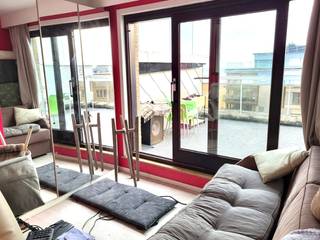 Op te frissen <u><strong>penthouse met grote terrassen</strong></u> voor-en-achteraan te koop. Deze penthouse is gelegen op het 7de verdiep van de residentie EGO FLOS en omvat:<br />Woonkamer met open keuken, badkamer met douche toilet en lavabo, ruim terras achteraan (15,6 m²) waar u van 's middags tot 's avonds van de zon kunt genieten en een ruim terras vooraan met prachtig zicht op zee (20,8 m²).