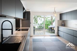 Aan de Rooigemlaan bevindt zich deze verzorgde en instapklare woning met een praktische indeling, hedendaags wooncomfort en een onderhoudsvriendelijke buitenruimte. Via de inkomhal bereikt u de lichtrijke woonkamer, die naadloos overgaat in de eetruimte. Grote raampartijen en lichtkoepels zorgen voor een aangename lichtinval. De aansluitende, moderne keuken is volledig ingericht en biedt voldoende kastruimte, werkoppervlak en geïntegreerde toestellen. Samen vormen deze ruimtes een open en aangenaam leefgedeelte met rechtstreekse toegang tot de buitenruimte. Op het gelijkvloers bevindt zich tevens een afzonderlijk gastentoilet. De woning telt vijf slaapkamers, die u naar wens kunt inrichten, en twee stijlvol afgewerkte badkamers met een luxueuze uitstraling en hedendaags sanitair. De bovenverdieping vormt een echte meerwaarde dankzij de verrassend ruime oppervlakte, de overvloedige lichtinval via de dakramen en de veelzijdige indelingsmogelijkheden. De onderhoudsvriendelijke stadskoer biedt een praktische buitenruimte met plaats voor een eettafel of zithoek. Daarnaast beschikt de woning over een kelder met extra opslagmogelijkheden. Dankzij de ligging aan de Rooigemlaan bereikt u winkels, scholen, openbaar vervoer en andere voorzieningen vlot. Een instapklare gezinswoning die ruimte, comfort en een praktische ligging combineert. Bezoekdag 31/10: Inschrijven via mail naar Tommy@immo-home.be, geen telefonische inschrijvingen! Volg ons op Fb en Insta. Voor meer info: www.immo-home.be. GRATIS SCHATTING & GRATIS FINANCIEEL ADVIES