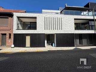 <p><span>Gelijkvloers appartement van 74,5m2 met twee slaapkamers in het hartje van Tessenderlo heeft volgend troeven:<br />Alles op wandelafstand: scholen, winkels, openbaar vervoer,...</span></p><p><span>- Gelijkvloers </span></p><p><span>- Woonkamer met openkeuken </span></p><p><span>- Twee slaapkamers </span></p><p><span>- Badkamer</span></p><p><span>- Gezellige terras </span></p><p><span>- Berging</span></p><p><span>- Kelderberging (nr.7)</span></p><p><span>- Ondergrondse autostaanplaats (nr. 7)</span></p><p><span>- Lift aanwezig</span></p><p><span>+ Alle nutsmeters (gas, elektriciteit, water) zijn individueel;</span></p><p><span>Huurprijs bedraagt €1050,00 + de gemeenschappelijke kosten €80,00</span></p><p><span>Wenst u dit pand te bezoeken? Dat kan!</span></p><p><span>Vraag dan zeker uw bezoek aan op onze website www.immodiest.be -> Te huur -> "Gerhagenstraat 8" -> Oranje knop "Vraag uw bezoek aan" en vul je gegevens in. </span></p><p><span>Van zodra wij deze ontvangen hebben nemen wij met u contact op.</span></p><p><span> </span></p>