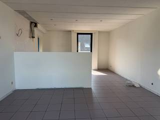 Centraal en rustig gelegen appartement op de 2de verdieping met 1 slaapkamer en groot terras<br /><br />INDELING:<br />- inkomhal<br />- woonkamer met nieuwe open keuken (impressiefoto) voorzien van keramische kookplaat en dampkap (ca 34 m²)<br />- berging met aansluiting voor wasmachine en boiler voor sanitair warmwater (ca 3m²)<br />- badkamer voorzien van lavabo, nieuw wc en ligbad met douchemogelijkheid (ca 4m²)<br />- slaapkamer (ca 11m²)<br /><br />DIVERSEN:<br />- de keuken moet nog geplaatst worden (zie impressiefoto)<br />- gemeenschappelijke berging voor vuilbak en fiets<br />- gemeenschappelijke kosten: 30€/mnd (onderhoud en elektriciteit gemeenschappelijke delen)<br />- appartement is volledig betegeld en kamers zijn voorzien van verlichting<br />- groot nieuw aangelegd terras (ca 22m²)<br />- rustige straat in het centrum van Kapellen<br />- vrij per 15 oktober 2026, onder voorbehoud plaatsing keuken<br />- voor meer info of een bezoek: info@devavastgoed.be