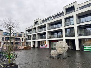 In het hart van Vichte ontdekt u dit heerlijk ruime en lichtrijke appartement van 138 m², waar comfort en praktisch wonen hand in hand gaan...