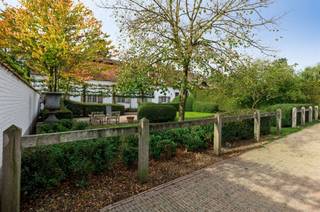 Luxe woonboerderij met hippische faciliteiten op een gunstige locatie in de Kempen.Zeer praktisch gelegen met goede uitvalswegen, doch genietend van...