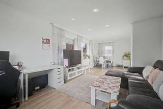 TE KOOP IN EVERGEM<br />Welkom in de Doornzeelsestraat 115 in Evergem!<br /><br />De troeven van dit pand zijn:<br /><br />- Deels gerenoveerde half-open bebouwing<br />- Aangename, ruime, omheinde tuin - ideaal voor spelende kinderen. Zeer onderhoudsvriendelijk en mogelijkheid voor een grote moestuin.<br />- Namiddag- en avondzon in de tuin - voor zomerse aperitief- en degustatiemomenten. <br />- Zeer ruim terras<br />- EPC-score C dus geen renovatieplicht<br />- Asbestveilig<br />- Drie slaapkamers waarvan één op het gelijkvloers<br />- Twee badkamers, twee toiletten<br />- Grote tuinwerkplaats<br />- Goede bereikbaarheid<br />- Onmiddellijk beschikbaar bij akte<br />- Ook interessant voor investeerders - verhuur<br />- Mooie inplanting in het perceel<br />- Instapklaar<br /><br />Laat u verleiden door de foto's en indien u meer informatie of een bezoek wenst, vul dan bij voorkeur eerst uw gegevens in via de contactknop en dan bel ik u spoedig op.<br /><br />Laurens Deprez 0496-20 64 64<br />De opgegeven informatie en oppervlaktes zijn informatief en niet bindend.