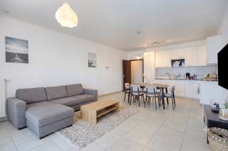 Recent opgeleverd appartement gelegen op de nieuwe site van Erasmus Gardens in Anderlecht. Dit nieuwbouwappartement werd opgeleverd in 2022 en is volledig instapklaar. Het bevindt zich op een verhoogde gelijkvloerse verdieping, waardoor u kan genieten van aangename terrassen vooraan en achteraan.Dit lichtrijke appartement is als volgt ingedeeld:- inkomhal met berging voorzien van aansluiting voor wasmachine en droogkast- apart toilet- lichtrijke woonkamer met open keuken- keuken voorzien van alle nodige comfort: ingebouwde koelkast met diepvries, vaatwasser, oven en kookplaat- terras aan de voorzijde (7m²) met aangename westelijke oriëntatie, waardoor u kan genieten van de namiddag- en avondzon. Dit terras vormt een mooi verlengde van de woonkamer- terras achteraan (12m²) met een oostelijk oriëntatie- twee slaapkamers- badkamer voorzien van enkele wastafel, ligbad met douche en toilet- kelder op niveau -2 n°55- staanplaats op niveau -1 n°49 (niet inbegrepen in de vraagprijs, verplicht aan te kopen)Gunstig EPC-attest (label B+), waardoor wordt voldaan aan de energetische normen opgelegd voor Brussel in 2033.Instelprij: 299.000 EUR + 25.000 EUR voor de staanplaats.De eigendom wordt aangeboden via de Power-sale formule. Op 23/07/2026 tussen 16:00 en 19:00 kan u de woning op afspraak komen bezichtigen en een bod uitbrengen. De vermelde prijs is een instelprijs. Voor meer info, gelieve contact op te nemen met de dossierverantwoordelijke.