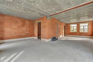 <p>Ontdek deze nieuwbouw halfopen bebouwing op een perceel van 344 m², gelegen op een rustige maar tegelijk centrale locatie. Met een bewoonbare oppervlakte van 206 m² biedt deze woning alle ruimte en comfort die een gezin nodig heeft. Op het gelijkvloers vindt u een lichtrijke living met aansluitende keukenruimte, een badkamer en een praktische berging. Op de eerste verdieping zijn er drie ruime slaapkamers voorzien en een badkamer, terwijl het tweede verdiep nog eens twee extra slaapkamers en een berging telt – ideaal voor een groot gezin of wie nood heeft aan een bureau of hobbykamer.<br /><br />De woning wordt wind- en waterdicht verkocht, waardoor u zelf nog uw persoonlijke toets kan toevoegen aan de afwerking: keuze van vloeren, keuken, badkamer en meer. Offertes voor verdere afwerkingen zijn beschikbaar. De voegwerken zijn reeds inbegrepen in de prijs, waarbij u als koper de vrijheid hebt om de kleur te kiezen. Daarnaast is ook een oprit in steenslag voorzien.<br /><br />Koop voor 31/12/2025: gratis aanleg van terras en tegels naar keuze!</p>
<p>Kortom: een ruime en moderne gezinswoning met tal van mogelijkheden, op een toplocatie waar rust en bereikbaarheid hand in hand gaan.<br /><br />Aankoop onder 21% BTW.</p>