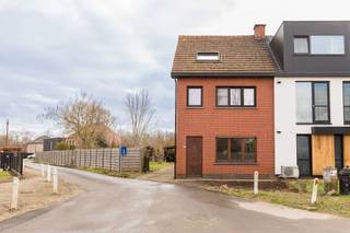 Deze HOB (930m²) heeft een garage achteraan op het perceel van +/- 85m² en overdekte carport. Ramen in PVC zijn nieuw geplaatst in 2020 met...