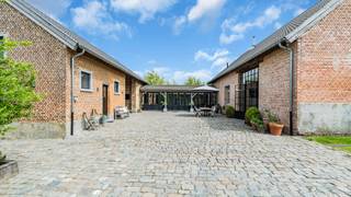 <p>Bent u op zoek naar een unieke woonplek waar karakter, modern comfort en duurzaamheid samenkomen? Zoek niet verder. De totaal gerenoveerde hoeve aan de <b>Beerbosstraat 8 te Herk-de-Stad</b> is een zeldzame parel op een indrukwekkend perceel van <b>3.304 m²</b>.</p>
<p>Deze woning is niet alleen een streling voor het oog, maar ook technisch klaar voor de toekomst en biedt eindeloze mogelijkheden.</p>
<p><b>De belangrijkste troeven op een rij:</b></p>
<ul>
<li>
<p><b>Ruimte voor iedereen:</b> Een bewoonbare oppervlakte van maar liefst <b>281 m²</b>. De woning is momenteel ingericht voor dubbele bewoning (2 keukens), ideaal voor kangoeroewonen of extra privacy. Momenteel zijn er 3 slaapkamers, maar er is een mogelijkheid tot 5.</p>
</li>
<li>
<p><b>Luxe bijgebouw:</b> Een volledig autonoom bijgebouw met eigen keuken, badkamer, woonkamer en slaapkamer. Perfect als gastenverblijf of thuiskantoor.</p>
</li>
<li>
<p><b>Toekomstgericht &amp; Duurzaam:</b> Met een gunstig <b>EPC-label B</b>, verwarming op gas, zonnepanelen én een hoogwaardige <b>Sonnen-thuisbatterij</b>, geniet u hier van een lage energiefactuur en maximaal comfort.</p>
</li>
<li>
<p><b>Extra schuurgebouw:</b> Een ruim, apart schuurgebouw biedt alle plaats voor extra opslag of het realiseren van een droom: het houden van dieren aan huis.</p>
</li>
</ul>
<p><b>Rust en privacy in de Demervallei</b> Gelegen in een oase van groen, geniet u hier van absolute rust zonder in te boeten op bereikbaarheid. Of u nu een groot gezin heeft, droomt van een praktijk aan huis of simpelweg de ruimte zoekt om te ademen; deze hoeve biedt het allemaal.</p>
<p><b>Kom deze droomwoning zelf ontdekken!</b> Wilt u de sfeer en de mogelijkheden van dit unieke pand zelf ervaren? Niels leidt u met veel plezier rond voor een uitgebreid bezoek.</p>
<p><b>Contacteer ons vandaag nog voor een afspraak!</b></p>