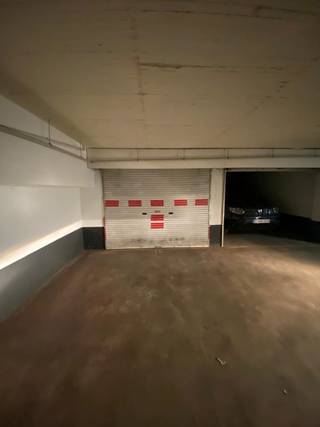 Een garagebox ( 19,10m²) in een gewilde en zeer beveiligde wijk! <br />Het bevindt zich in het ondergrondse van een gebouw met appartementen. <br />De box is beveiligd met een garagepoort. <br />De afmetingen zijn:<br />- Diepte: 5,80 m<br />- Binnenbreedte van de box: 3,30 m<br />- Openingbreedte van de poort: 2,70 m<br />- Hoogte van de poort: 2,00 m<br />Direct beschikbaar.