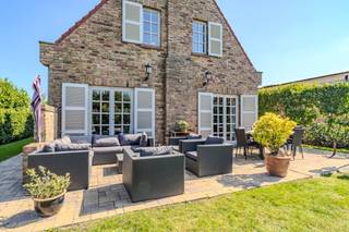 Deze charmante villa te koop is gelegen langs de Steensedijk te Oostende, temidden de bruisende woonomgeving van Stene. De woning is omgeven door...