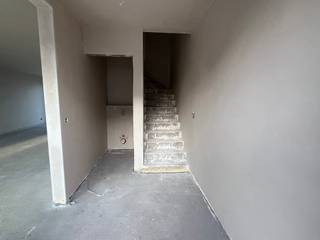 <p>Voor meer info of een bezoek, bel 054 69 39 31 - Op een <strong>ideale locatie in Liedekerke</strong> nabij het station bevindt zich deze <strong>prachtige nieuwbouwwoning </strong>met een tijdloze architectuur. De woning omvat een inkomhal, een gastentoilet, een <strong>ruime en lichtrijke</strong> eet- en leefruimte met open keuken en aanpalende berging. Via de <strong>grote glaspartijen</strong> bereikt men het <strong>aangelegd terras (+/- 15 m²) </strong>en de <strong>aangelegde en afgesloten tuin</strong>. Verder beschikt men over een oprit met plaats voor twee wagens. Op de eerste verdieping beschikt men over een nachthal, <strong>drie ruime slaapkamers</strong>, een badkamer (voorzien van bad, douche en dubbele lavabo) en een berging. De tweede verdieping bereikt men met een vaste trap, deze ruimte kan optioneel worden afgewerkt naar een vierde slaapkamer. De oplevering van de woning zou voorzien zijn voor eind 2025. <strong>Vloerverwarming met warmtepomp</strong> – <strong>E-peil onder 20 </strong>– Rustige ligging.</p>
<p><strong>*Prijs vermeld in de advertentie betreft prijs excl. BTW en kosten</strong></p>