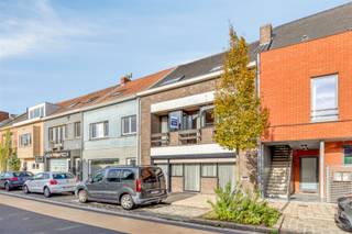 Goed onderhouden, op te frissen handelspand (vroegere slagerij met woning) gelegen op wandelafstand van het dorpsplein. Indeling: winkelruimte met werkruimte, bergruimte en koelcellen, grote ingerichte keuken met zicht op de tuin, toilet en bureau. 1ste verdieping: living, toilet, 2 slaapkamers en een badkamer voorzien van ligbad en dubbele lavabo. 2de verdieping: 2 slaapkamers en een tweede badkamer. Buiten is er een aanlegde tuin met verschillende koelcellen en 2 aparte garages die uitkomen in de achterliggende straat. Woning met heel veel potentieel!