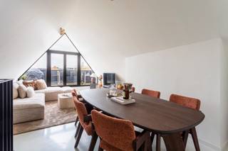 Op een absolute toplocatie in het historisch centrum van Antwerpen, aan de Oudeleeuwenrui, vindt u dit karaktervolle opbrengsteigendom met één handelsruimte en drie residentiële units. De ligging, omringd door horeca, retail en stedelijke voorzieningen, zorgt voor een blijvende huurvraag en maakt dit pand bijzonder interessant voor wie zoekt naar een stabiele investering in de stad. <br /><br />Het gebouw werd oorspronkelijk opgericht in 1898 in neogotische stijl en werd in 2003 herontwikkeld tot een meergezinswoning met handelsruimte. Vandaag combineert het een authentieke gevel met hedendaags comfort, kwalitatieve afwerking en een praktische indeling over ca. 404 m², aangevuld met ca. 60 m² terrassen.<br /><br />Alle entiteiten zijn momenteel verhuurd, goed voor een maandelijkse huurinkomst van € 6.335 en een jaarlijkse bruto huur van ca. € 76.020. <br /><br />Ook energetisch scoort het pand degelijk, met EPC-labels B voor bus 101 en 201, en label C voor bus 301. De combinatie van centrale ligging, volledig verhuurde staat, direct rendement en karaktervolle uitstraling maakt dit een solide opbrengsteigendom met toekomstwaarde.