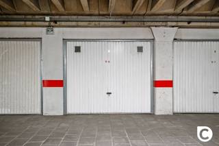 <p><span>Ruime ondergrondse garagebox met elektrische poort te Fruithoflaan!</span></p><p><span>Deze zéér ruime en droge garagebox heeft een elektrische poort met afstandsbediening en heeft volgende afmetingen: ca. 6,02m. diep x 3,35m. breed x 2,44m. hoog. De poort is 2.45m. breed en 1,92m. hoog.</span></p><p><span>De garagebox is voorzien van elektriciteit en licht. De box is centraal gelegen, vlakbij voorname invalswegen zoals de E19, E34 en de ring. Deze garages zijn gegeerd voor eigen gebruik, maar ook ter investering. </span></p><p><span>Dit ondergrondse garagecomplex telt 3 toegangen met badgesysteem, waarvan 2 via de Fruithoflaan, de derde situeert zich op de Roderveldlaan. </span></p><p><span> </span></p>