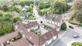 Bent u op zoek naar een rendabele vastgoedinvestering met onmiddellijke opbrengst? Dan is deze unieke eigendom in de Hoogstraat te Roeselare een buitenkans.<br />Deze investeringsopportuniteit omvat enerzijds het gekende restaurant 't Haantje (Hoogstraat 190) en anderzijds twee appartementen (Hoogstraat 188). Dankzij de centrale ligging en de combinatie van commerciële en residentiële verhuur geniet u van een aantrekkelijke spreiding van uw investering.<br /><br />Alle entiteiten zijn momenteel verhuurd, wat resulteert in een stabiele en onmiddellijke huurinkomst vanaf de dag van aankoop. Hierdoor is dit vastgoed uitermate geschikt voor investeerders die op zoek zijn naar een zorgeloze belegging met een bewezen rendement.<br />De aanwezigheid van een gevestigde horecazaak, gecombineerd met twee verhuurde appartementen, vormt een solide investeringsbasis en beperkt het risico dankzij de spreiding over meerdere huurders. <br />Daarnaast beschikt het geheel over een gemeenschappelijke parking met het achterliggende hotel en de handelszaak, wat een extra troef vormt voor zowel huurders als bezoekers.<br /><br />Wenst u meer informatie over deze interessante opbrengsteigendom of een bezoek ter plaatse? Contacteer ons gerust, wij helpen u graag verder.<br />De vermelde prijs is een richtprijs. Elk bod wordt voorgelegd aan de eigenaar, die zich het recht voorbehoudt om een bod al dan niet te aanvaarden.<br /><br />Neem voorsprong met een vrijblijvende schatting via:<br />www.residentievastgoed.be/gratisonlineschatten