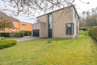 Century21 ImmoNero présente cette spacieuse villa contemporaine de 253m² + 134m² de sous-sol + grenier sur un beau terrain de 11A59ca orienté...