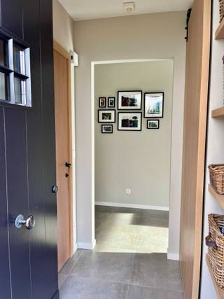 Recente luxe koppelvilla met ZW-oriëntatie en ideale ligging<br /><br />ONDER OPTIE<br /><br />Op wandelafstand van het gezellige winkelcentrum van Schilde en het Picardiëbos vinden we deze recente, energiezuinige en volledig instapklare woning. <br /><br />Gelijkvloers:<br />De inkomhal (5 m²) met vestiaire en gastentoilet verwelkomt u in deze prachtige woning. De gezellige woonkamer (23 m²) op parketvloer ademt rust en ontspanning uit. De op maat gemaakte, lichte leefkeuken (24 m²) is volledig uitgerust met kwalitatieve toestellen en materialen (o.a. granieten werkblad) en biedt rechtstreeks zicht op de tuin. Aansluitend bevindt zich de bergruimte/wasplaats. <br /><br />Eerste verdieping:<br />Via de elegante houten trap bereiken we de eerste verdieping. De nachthal (6 m²) heeft een afzonderlijk nachttoilet, en biedt toegang tot 3 slaapkamers op parket: de master bedroom (11m²), en 2 bijkomende slaapkamers van 8 m². De badkamer (7 m²) is voorzien van een ligbad en douche. <br /><br />Zolder:<br /><br />De ruime zolder van 16 m² biedt handige opslagmogelijkheden.<br /><br />Tuin:<br />Buiten wacht een ruime, zonovergoten tuin met veel privacy en een prachtige kastanjeboom. Het ruime terras (21 m²) is de perfecte plek om lange zomeravonden door te brengen na een bbq met familie en vrienden. Het tuinhuis (11 m²) biedt ruimte om fietsen en tuingerief te stockeren.<br /><br />Enkele troeven op een rij:<br />•Het comfort van een nieuwbouw woning aan verlaagd registratierecht<br />•Afgewerkt met hoogwaardige materialen (o.a. overal vloerverwarming, parketvloer, eikenhouten binnendeuren en kasten)<br />•Energiezuinig en duurzaam: EPC A, laadpaal, zonneboiler, type D ventilatie en grote regenwaterput<br />•ZW gerichte tuin met veel licht en privacy<br />•Topligging in het centrum, in een groene en rustige omgeving<br /><br />Deze koppelvilla combineert klasse, comfort en een toplocatie. Een unieke kans, en het ideale alternatief voor een nieuwbouw luxe appartement!