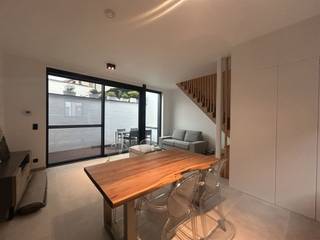 **Vivre dans une maison économe en énergie, idéalement située au cœur de Louvain**Au cœur de Louvain, nous vous proposons cette maison neuve. Elle est située dans la Pereboomstraat, une petite rue calme entre la Mechelsestraat et la Riddersstraat, à proximité de nombreuses commodités telles que le centre-ville historique, le site rénové du Vaartkom, de nombreux campus universitaires, des écoles et des commerces... Les travaux ont été réalisés avec le souci du détail, des finitions soignées et un choix de matériaux de qualité. Une attention particulière a été portée à l'optimisation de l'espace et à un apport maximal de lumière naturelle. En entrant dans cette maison, vous accédez directement à l'espace de vie ouvert avec cuisine équipée. Vous pourrez déguster un café dans la cour intérieure ! L'escalier ouvert mène au premier étage, où se trouvent la première chambre, la salle de bains avec douche et des toilettes séparées. Au dernier étage, vous trouverez la deuxième chambre, dotée d'une salle de bains attenante. Le logement est loué meublé ! Vous vous imaginez déjà y élire domicile ? Prenez rendez-vous dès aujourd’hui pour une visite sur place : 0470 59 65 44 ou verhuur@connect-immo.be Loyer : 1 450 € + chargesDéclaration préliminaire de performance énergétique (EPB)Disponible à partir du 1er octobre 2026 !