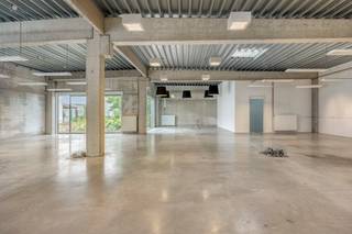 Polyvalent bedrijfsgebouw van ca. 500 m² te koop op topligging in Wevelgem. <br /><br />Gelegen in Wevelgem nabij oprit R8. <br /><br />Omvat:<br />- kantoor van ca. 425 m²<br />- inkomhal<br />- showroom <br />- landschapskantoor<br />- directiekantoor <br />- kitchenette<br />- sanitair blok<br />- berging<br />- ruime parking <br />- garage van ca. 25 m²<br />- studio van 65 m² <br /><br />Specificaties kantoor:<br />- tegelvloer<br />- polybeton<br />- verlichting<br />- verwarming op gas<br />- binnenkoer<br /><br />Dit pand kan onderhevig zijn aan de renovatieverplichting die door de Vlaamse overheid wordt opgelegd voor niet-residentiële gebouwen. Consulteer voor meer informatie de website van het Vlaams Energie- en Klimaatagentschap via https://www.energiesparen.be/nr/renovatieverplichting.<br /><br />Aarzel zeker niet om contact op te nemen via 056 21 11 11 indien dit bedrijfsvastgoed bestaande uit een kantoorgebouw te koop in Wevelgem u kan interesseren.<br /><br />Bestuursmaatregelen in het maatregelenregister: in aanvraag