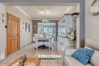 Bent u op zoek naar een instapklare gezinswoning op een uitstekende locatie? Dan zal deze perfect onderhouden woning in Strombeek-Bever u ongetwijfeld bekoren. Gelegen op een topligging, vlakbij de Ring, openbaar vervoer, handelszaken en groene recreatiezones, combineert deze woning een vlotte bereikbaarheid met een aangename en rustige woonomgeving. IndelingGelijkvloers: inkomhal met gasten toilet, ruim en lichtrijk salon met eetplaats en volledig uitgeruste keuken.Eerste verdieping: nachthal, twee ruime slaapkamers, bureau en een badkamer.Zolder: geïsoleerde zolder met de mogelijkheid om eenvoudig twee extra slaapkamers of een polyvalente ruimte te creëren.Kelderverdieping: ruime garage, tweede badkamer, praktische wasruimte en extra berging.Buiten: verzorgde tuin zonder inkijk waar u in alle rust en privacy kunt genieten.Autostaanplaats voor de deur. Karakteristieken- Topligging nabij de Ring, openbaar vervoer, winkels en groen- Instapklaar en perfect onderhouden- 2 slaapkamers met uitbreidingsmogelijkheid tot 4 slaapkamers- Bureau, ideaal voor thuiswerk- Ruime en lichtrijke leefruimte- Mooie tuin zonder inkijk- Garage en autostaanplaats voor de woning- Geïsoleerd dak- Conforme elektrische installatie- Waterverzachter- Alarmsysteem- Elektrische rolluiken- Vrij: 2 maanden na akteDeze woning combineert ruimte, comfort, een uitstekende ligging en uitbreidingsmogelijkheden. Een ideale gezinswoning voor wie zorgeloos wil wonen in een aangename omgeving met alle voorzieningen binnen handbereik. Contacteer Structura vandaag nog voor een bezoek en ontdek zelf alle troeven van deze woning via 02 460 80 46 of info@structura.be