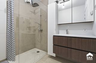 Te koop: modern appartement op een toplocatie in Izegem. Dit nieuwbouwappartement (bouwjaar 2024) combineert energiezuinig wonen met comfort en een...