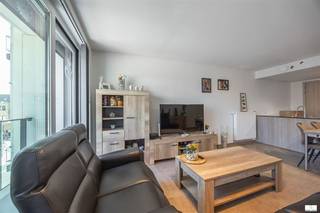 Ontdek dit stijlvolle en instapklare 2-slaapkamerappartement, gebouwd in 2021, ideaal gelegen in het bruisende centrum van Middelkerke. Winkels, restaurants, openbaar vervoer en de zeedijk bevinden zich op wandelafstand, waardoor u geniet van een uitstekende combinatie van comfort en bereikbaarheid.Het appartement beschikt over een ruime en lichtrijke leefruimte met een moderne, volledig uitgeruste keuken. Dankzij de grote raampartijen baadt de woonruimte in natuurlijk licht en heeft u rechtstreeks toegang tot het ruime, zuidgerichte terras. Dit overdekte zonnenterras vormt een heerlijke plek om in alle rust van de zon te genieten, ongeacht het seizoen.Verder zijn er twee volwaardige slaapkamers, een stijlvolle badkamer, apart toilet en een praktische berging. Bovendien beschikt het appartement over een private kelderberging, ideaal voor extra opslagruimte.Met zijn gunstige EPC-score, recente bouwjaar (2021) en kwalitatieve afwerking biedt dit appartement een energiezuinige en zorgeloze woonervaring.Een uitstekende keuze als vaste woonplaats, tweede verblijf aan zee of als investering. Maak snel een afspraak en ontdek zelf de vele troeven van dit prachtige appartement.