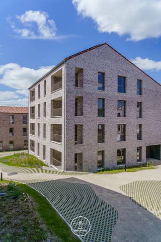 <span><strong>BINNENKORT OPLEVERING</strong><br /><br />Ligging en omgeving:</span><br /><span>In hartje Gavere langs de Onderstraat, op wandelafstand van de Gaverse Markt en omgeven door glooiend groen.</span><br /><span>Ontdek uw toekomstige thuis in het mooie Gavere met zijn pittoreske Valeirfietsroute, het natuurgebied Kriephoek-Bolveerput en gezellige ondernemende bruisende centrum.</span><br /><span>Zoekt u een gezellige, goed gelegen en tevens groene omgeving, weg van het drukke stadsleven maar ook niet te ver weg ? Dan is Gaverling iets voor u!</span><br /><br /><span>Project en afwerking:</span><br /><span>Gaverling is een nieuw te bouwen ontwikkeling met 6 kleinschalige gebouwen rond een groen binnengebied.</span><br /><span>U vindt hier een boeiende diversiteit van betaalbare woningen en 1-, 2- en 3-slaapkamerappartementen.</span><br /><span>Elke woonunit geniet bovendien van een aangename privé buitenruimte.</span><br /><span>De appartementen en woningen zullen voldoen aan de BEN normering en worden afgewerkt met kwalitatieve tijdloze materialen</span><br /><span>Hier wonen staat voor comfortabel en zuinig wonen. <br /></span>De foto's van het interieur zijn van de modelappartementen<br /><br /><span>Voetgangers en fietsers krijgen hier absoluut voorrang, met de auto kan U terecht in de ondergrondse parking (mits meerprijs), waar ook een ruime fietsenberging voorzien wordt.</span><br /><br /><span>!Dit project komt in aanmerking voor aankoop onder 6%btw op constructie indien de koper voldoet aan de voorwaarden!</span><br /><span>E-peil 30 - EPC: nog niet gekend. KI: nog niet gekend.</span><br /><br /><br /><span>Contacteer ons voor meer informatie 0488/14 62 77</span>