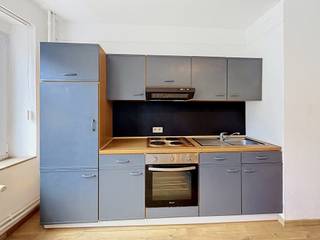 <p><span>We Invest Sud-Luxembourg biedt u dit aangename appartement met één slaapkamer aan, gelegen op de 2e verdieping van een gebouw in het hart van het stadscentrum van Aarlen, Rue de Diekirch 13, vlakbij winkels, diensten en openbaar vervoer.</span></p>
<p><span>Het appartement bestaat uit een lichte leefruimte met een volledig uitgeruste open keuken (oven, dampkap, kookplaten en koelkast), evenals een aangename zithoek en eetruimte. De grote raampartijen zorgen voor een mooie natuurlijke lichtinval in de volledige leefruimte.</span></p>
<p><span>Het appartement beschikt tevens over een badkamer met toilet, ligbad, wastafel en een voorziene aansluiting voor de plaatsing van een wasmachine.</span></p>
<p><span>Tot slot beschikt het appartement over een slaapkamer van 12 m².</span></p>
<p><span>Technisch: overal dubbele beglazing, centrale verwarming op gas en productie van sanitair warm water via een boiler. EPC: klasse C.</span></p>
<p><span>Huurprijs: € 875/maand</span><br /><span>Provisie voor gemeenschappelijke kosten: € 150/maand, inclusief het privatieve water en de verwarming.</span></p>
<p><span>Een appartement dat comfort, lichtinval, energiezuinigheid en een uitstekende centrale ligging combineert. Ideaal voor een alleenstaande of een koppel dat wil genieten van alle voorzieningen van het stadscentrum van Aarlen.</span></p>
<p><span>Voor meer informatie of een bezoek kunt u contact met ons opnemen via +32 (0)63 33 00 69 – </span><span>sud.luxembourg@weinvest.be</span></p>