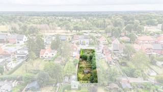 <p><span>Ligging aan het Ertbrandbos<br /></span><span>Dit mooi perceel voor 2 woningen situeert zich in het noordwesten van Kapellen, nabij het Ertbrandbos.<br />Dit natuurgebied van 140ha vormt de ecologische verbinding tussen de bosgebieden van Brasschaat, Kapellen en Kalmthoutse Heide. <br />Het bos is een perfect wandel- en natuurbelevingsgebied.<br />Ook voor het dagelijks leven woon je hier goed: winkels op enkele honderden meters, het centrum van Kapellen op zo'n 3 km. <br />Daarbij ben je vlot verbonden via de A12 en het station.<br />Kapellen is een gemeente die als residentieel en waardevast bekend staat.<br /><br /></span><span>Bouwgrond voor 2 woningen met uitzonderlijk diepe tuin<br /></span><span>Twee bouwpercelen op een terrein van ca. 930m², 15m breed en 62,50m diep, goed voor twee eengezinswoning met elk 6 meter voorgevelbreedte:<br />Lot 1 - gesloten bebouwing, aansluitend op de bestaande woning links (nr. 63)<br />Lot 2 - halfopen bebouwing, met 3 meter vrije zijstrook rechts<br /><br />Wat dit terrein onderscheidt is niet de breedte, maar de diepte: 62,50 meter. <br />Na de woning en het terras blijft er een uitzonderlijk lange tuinstrook over, met bestaande knotwilgen en hazelaars achteraan. <br /><br />Beide loten zijn afzonderlijk of samen te koop</span></p>