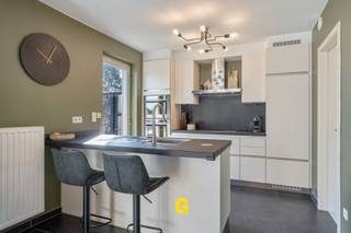 In Eigenbilzen, langs de Lochtstraat ter hoogte van nummer 14, bevindt zich deze hedendaagse zeer degelijke woning op een mooi perceel van 7a...