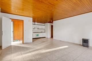 Mondo Vastgoed vous propose un appartement d'une chambre au rez-de-chaussée, idéal pour ceux qui cherchent une maison à rafraîchir. L'appartement dispose d'un salon spacieux avec une cuisine ouverte. À l'avant de l'appartement se trouve une chambre généreuse. La salle de bain est équipée d'un lavabo et d'une baignoire. Il y a également des toilettes séparées avec un lavabo.<br /><br />Il y a aussi la possibilité d'acheter un garage pour 25 000 euros.<br /><br />Sensible aux inondations : Non (Score P = D, Score G = D)<br />Vg, Wg, Gmo, Vkr, Gvv<br /><br />Appelez ou envoyez un e-mail à Bjorn de Mondo Vastgoed pour une visite. Bjorn@mondovastgoed.be - 0477 60 68 33