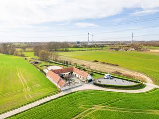 <p>Unieke hoeve met horeca, op idyllische toplocatie in Mont-de-L’Enclus. <br /><br />Droomt u van rust, ruimte en een adembenemend uitzicht op het groen? Dan is deze uitzonderlijk gelegen hoeve precies wat u zoekt. Verscholen midden in de natuur en bereikbaar via een charmante oprijlaan, ervaart u hier elke dag het ultieme gevoel van thuiskomen.<br /><br />Charmante hoeve bestaande uit een grote parking, leuk restaurantgedeelte met keuken en voorraadruimte + charmante binnenkoer met terras, een instapklare gerenoveerde woning uitgevend op de prachtige tuin met open zicht, een extra bijhuis met potentieel (co-house/vakantiewoning/B&B-mogelijkheid). <br /><br />Indeling woonhuis: inkomhal met gastentoilet, ruime, lichtrijke keuken met ontbijthoek en een prachtig zicht op de tuin, eetkamer en een gezellige woonkamer. Op het gelijkvloers bevindt zich bovendien een slaapkamer met eigen douchekamer – ideaal voor wie gelijkvloers wil wonen.<br />Zolderruimte van maar liefst 240 m², die volledig naar eigen wens kan worden ingericht: extra slaapkamers, een bureau, hobbyruimte of zelfs een studio behoren tot de mogelijkheden.<br />2de vleugel van het gebouw: = 2de wooneenheid (mits renovatie) – perfect voor kangoeroewonen, een praktijkruimte of een investering.<br /><br />Buiten geniet u van een grote, volledig omheinde tuin, een ruime privéparking en een charmante vijver die perfect aansluit bij het landelijke karakter van het geheel.<br /><br />Groene omgeving met tal van wandel- en fietsroutes, zeldzaam aanbod op een unieke locatie. <br /><br />Kortom, deze eigendom combineert charme, ruimte en eindeloze mogelijkheden op een plek waar u elke dag tot rust komt.<br /><br />Bezoek na afspraak met Immo Beguin: info@immobeguin.be</p>