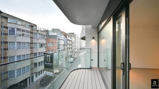 Ongemeubeld nieuwbouwappartement op een steenworp van het Rubensplein.Inkom met toilet, zonnige woonkamer uitgevend op een ruim terras, open keuken,...
