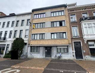 Appartement de deux chambres avec terrasse, situé en centre-ville. Très bien desservi par les transports en commun. À proximité de la gare ferroviaire et routière, avec d'excellentes liaisons vers Bruxelles, Anvers, l'aéroport de Zaventem, Louvain, etc.L'appartement est situé au 2e étage et comprend un hall d'entrée, deux chambres, un salon, une cuisine équipée, une salle de bains, des toilettes séparées et une terrasse.La cuisine est équipée d'un réfrigérateur avec congélateur, d'un double évier en inox avec égouttoir et d'une plaque de cuisson vitrocéramique avec hotte aspirante.Il y a également une cave spacieuse avec un branchement pour une machine à laver, ainsi qu'un deuxième petit débarras également équipé d'une prise électrique. Les charges sont facturées séparément. Disponible dès : immédiatement