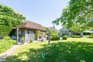 Sommige woningen bieden ruimte. Andere bieden comfort.<br />Deze uitzonderlijke villa verenigt beide moeiteloos met licht, privacy en een verfijnde woonbeleving die zelden op de markt verschijnt.<br /><br />Gelegen in een rustige, residentiële straat nabij het centrum van Landegem, geniet u hier van een unieke combinatie van absolute rust en een uitstekende bereikbaarheid.<br />Alle dagelijkse voorzieningen bevinden zich binnen handbereik, terwijl de vlotte verbindingen en het nabijgelegen station zorgen voor een zorgeloze mobiliteit.<br /><strong> </strong><br /><strong>Tijdloze architectuur, doordacht grondplan</strong><br />Deze perfect onderhouden villa biedt maar liefst 326 m² bewoonbare oppervlakte op een prachtig zongericht perceel van 1.152 m².<br /> <br />De inkomhal vormt meteen een stijlvolle binnenkomer, weerspiegeld kwaliteit, licht, ruimte en elegantie.<br />Hier vinden we vooraan bureel of voor wie dit wenst gelijkvloerse slaapkamer, gastentoilet, toegang tot inpandige garage.<br /> <br />Grote raampartijen laten het daglicht rijkelijk binnenkomen, creëren een harmonie tussen binnen- en buitenruimte.<br />De leefruimte biedt plaats voor een ruime eetkamer, zithoek met open haard die naadloos in contact staat met de open volledig ingerichte leefkeuken,<br />Doordacht ingericht, afscheidbaar met schuifwand toch hedendaags open verbonden, ruime eetgelegenheid vormt kloppend hart van de gezinswoonst.<br /> <br />Panoramisch zicht op en contact met aangelegde tuin, terrassen, zwembad met bijhorende poolhouse voor een permanent vakantiegevoel.<br />Naast het esthetische is er ruime aandacht voor praktische woonbeleving met een koele bering, was–strijkkamer, doucheruimte en een inpandig dubbele garage met elektrisch bediende sectionaalpoort.<br /><br /><strong>Ruimte voor het hele gezin</strong><br />Op de eerste verdieping verbindt de nachthal vier royale slaapkamers, dressing, apart toilet en badkamer voorzien van ligbad, douche, dubbel lavabomeubel.<br /> <br />De tweede verdieping omvat via zolderluik bijzonder ruime bergzolder over de volledige diepte van de woning.<br />Onmisbare ruimte voor een actief gezin in beweging.<br /> <br /><strong>Onthaasten in eigen tuin</strong><br />Niet te miskennen extra troef bij dit exclusief vastgoed vinden we in de buitenruimte, tuin en voorzieningen. <br />Ondanks de centrale ligging leeft en woont u hier in een idyllisch, door groen ingesloten decor waar u geniet van volledige privacy.<br />De prachtig aangelegde, volledig zongerichte tuin vormt de perfecte setting om te onthaasten na een drukke werk- of schooldag.<br />Of het nu gaat om een ontspannen ochtendkoffie op het terras, een verfrissende duik in het zwembad of een gezellige barbecue met familie en vrienden bij het stijlvolle poolhouse:<br />Deze buitenruimte tilt uw woonbeleving naar het allerhoogste niveau.<br /> <br /><strong>Overtuigd? Mis deze kans niet!</strong><br /><u>De vooropgestelde richtprijs bedraagt 725.000 euro.</u><br />Neem hier contact, wij bezorgen het volledige verkoopdossier en reserveer jouw afspraak op de bezoekdag Zaterdag 13 juni. .<br /> <br />Een allesomvattende thuis als deze onderscheidt zich door de op vandaag eerder uitzonderlijke volumes, perfecte oriëntatie, uitstekende staat van onderhoud en unieke buitenbeleving.<br />Voor wie op zoek is naar een instapklare gezinsvilla waar ruimte, comfort, elegantie en levenskwaliteit samenkomen, vormt deze eigendom een buitengewone kans.<br />