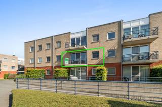 Dit instapklare 1-slaapkamerappartement bevindt zich op de eerste verdieping van residentie Hof Ten Dries, op een bijzonder gegeerde locatie nabij belangrijke invalswegen en het centrum van Gent. Winkels, openbaar vervoer en andere dagelijkse voorzieningen zijn vlot bereikbaar met de fiets of zelfs te voet.<br /><br />Bij het betreden van het appartement valt meteen de lichtrijke leefruimte op, waar de open keuken, eetplaats en zithoek mooi in elkaar overvloeien. De woonkamer geeft rechtstreeks uit op het terras, waardoor binnen en buiten aangenaam met elkaar verbonden worden. Verder beschikt het appartement over een slaapkamer, een badkamer en een praktische berging.<br /><br />Dankzij de aanwezige warmtepomp kan het leefgedeelte zowel verwarmd als gekoeld worden, wat het wooncomfort doorheen het jaar aanzienlijk verhoogt. Bovendien draagt dit bij aan de energiezuinigheid van het appartement en het gunstige EPC-label, wat mogelijk een korting op de rentevoet oplevert.<br /><br />Op de kelderverdieping bevindt zich een verplicht aan te kopen autostaanplaats voor € 25.000; een niet te onderschatten meerwaarde op deze locatie.<br /><br />Wenst u dit instapklare appartement met autostaanplaats en terras op een toplocatie in Gent te bezichtigen? Contacteer Brent via brent@immofrancois.be voor meer informatie of een bezoek ter plaatse.<br /><br />
