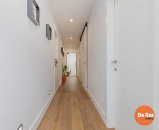EERSTE BEZOEKDAG ZATERDAG 30/05 VAN 10U TOT 12U (enkel op afspraak!) <br /><br />BERLARE - Bent u op zoek naar een instapklare woning op een uitstekende locatie? Dan is deze volledig gerenoveerde woning aan de stadsrand van Berlare beslist een bezoek waard.<br /><br />De woning geniet van een zeer vlotte bereikbaarheid dankzij de nabijheid van alle belangrijke invalswegen, winkels en openbaar vervoer. Bovendien werd de woning smaakvol en kwalitatief gerenoveerd, met oog voor comfort en energiezuinig wonen. Zo beschikt de woning onder meer over zonnepanelen, wat zorgt voor een lagere energiefactuur en een duurzame meerwaarde.<br /><br />Bij het betreden van de woning komt u terecht in een verzorgde inkomhal met praktische bergingen en een volledig geïnstalleerde badkamer. Verder biedt het gelijkvloers een prachtige, volledig uitgeruste keuken met eetplaats, die naadloos overgaat in de gezellige leefruimte. Vanuit de living heeft u rechtstreeks toegang tot de aangename, zuidgerichte tuin waar het heerlijk vertoeven is.<br /><br />Op de eerste verdieping bevinden zich twee ruime slaapkamers, ideaal voor starters, jonge gezinnen of als investering.<br /><br />Kortom: een perfecte instapklare woning voor wie zorgeloos wil wonen of op zoek is naar een interessante investering op een toplocatie. Interesse? Neem gerust contact op via 053 60 65 60.