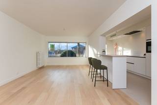 Dit volledig gerenoveerde drie-slaapkamer appartement in Kristus Koning, Brugge, biedt niet alleen een prachtig, vrij uitzicht aan de vaart, maar...