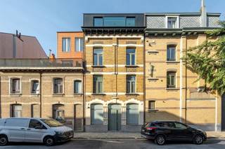 <p><span>Achter deze prachtige eclectische gevel gaat een woning schuil die je onmogelijk vanop straat kunt inschatten. Wat ooit een klassieke stadswoning was, groeide door een doordachte renovatie uit tot een unieke architecturale thuis waar licht, ruimte en beleving centraal staan. Dankzij de speelse split-levelindeling, de centrale patio, het royale dakterras en de indrukwekkende leefkeuken voelt elke verdieping anders aan, terwijl het geheel één harmonieus verhaal vormt. Een zeldzame woning voor wie houdt van karakter, design en wonen met</span><span> </span><span>een eigen identiteit.</span></p><p><span> </span></p><p><span> </span></p><p><span>Architectuur die je stap voor stap ontdekt</span><span><br />Van zodra je de dubbele voordeur opent, merk je dat dit geen doorsnee stadswoning is. De brede inkomhal baadt in het daglicht dankzij de hoge ramen aan beide zijden van de woning. De tweede inkom achteraan is bijzonder praktisch en de ruimte kan perfect multifunctioneel ingezet worden, als werkruimte/ fietsenberging/ atelier,… je vindt er ook de technische ruimte terwijl een aparte wasruimte en de kelder het dagelijkse comfort compleet maken.<br />Wat deze woning echt bijzonder maakt, is de manier waarop de verschillende niveaus met elkaar verbonden zijn. Geen lange donkere gangen of afgesloten verdiepingen, maar een speelse circulatie waarbij je telkens nieuwe zichten krijgt op de woning. De centrale patio brengt het daglicht tot diep in het huis en zorgt ervoor dat de verschillende leefruimten voortdurend met elkaar in verbinding staan.<br />De eerste verdieping is volledig ingericht als slaapverdieping. De master bedroom vormt een rustige privésuite met een ruime dressing en een ensuite badkamer. Daarnaast zijn er nog twee slaapkamers met zicht op het groen en een tweede douchekamer.</span></p><p><span> </span></p><p><span>Leven op verschillende niveaus</span></p><p><span>De tweede verdieping vormt een heerlijke overgang. De lichte zitkamer kijkt uit op het groen en sluit aan op een gezellige tv-hoek. Daarnaast bevindt zich een bureau op maat met ingemaakte kasten. Centraal ligt een patio die het natuurlijke licht diep de woning in trekt en een bijzonder gevoel van openheid creëert.<br /><br /></span></p><p><span>Een keuken waar het leven zich afspeelt</span></p><p><span>Helemaal boven bevindt zich de leefkeuken van ongeveer 30 m². De maatwerkkeuken met natuurstenen werkblad, Lacanche-gasfornuis, Quooker, grote koelkast en veel kastruimte vormt het kloppende hart van de woning. Via de grote schuiframen stap je naar het oostgerichte dakterras van 17 m² met zicht op de boomkruinen.</span></p><p><span> </span></p><p><span>Een buurt waar je graag thuiskomt</span><span><br />De Stanleystraat ligt op de grens van Oud-Berchem, Zurenborg en het Groen Kwartier. 's Morgens wandel je naar Polly voor een specialty coffee of spreek je af bij Café Service op de hoek van de straat. Station Antwerpen-Berchem, winkels, restaurants en openbaar vervoer liggen allemaal op wandelafstand.</span></p><p><span> </span></p>