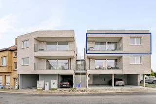 Dit kleinschalige gebouw met slechts vier appartementen waarvan er nog 2 beschikbaar zijn, biedt een uitzonderlijke combinatie van rust, energiezuinigheid en uitstekende bereikbaarheid. Dankzij het uitstekende EPC-label A+ en de zeer lage gemeenschappelijke lasten is dit een ideale woon- én investeringsopportuniteit. <br /><br />Het appartement bestaat uit een inkomhal, leefruimte en open keuken met toegang tot het terras, 2 slaapkamers, berging en badkamer en toilet. Het gebouw beschikt over een fietsenstalling, een kelder en een vuilnislokaal. Parkeerplaatsen en privatieve kelders kunnen afzonderlijk worden aangekocht. <br /><br />Het geheel is gelegen in een rustige straat, dicht bij alle voorzieningen en in de onmiddellijke nabijheid van de ring en Brussel, wat zorgt voor een optimale mobiliteit. <br /><br />Alle units zijn momenteel verhuurd en genereren een mooi rendement. De aansluitingskosten zijn ten laste van de koper en de aankoop valt onder het btw-stelsel van 21%. Deze eigendom is ideaal als zorgeloze investering (+/-4% rendement) of als rustige locatie om zelf te wonen.<br /><br />Interesse? Contacteer Morgane via morgane@woonvast.be of 0498 60 61 75.