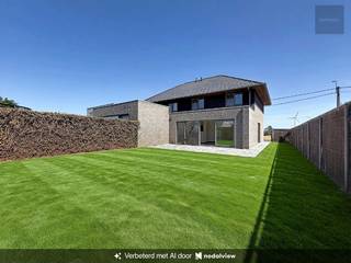 <p>Deze woning is een perfecte kans voor gezinnen die toe zijn aan een nieuw hoofdstuk en tegelijkertijd hun droomwoning willen realiseren.<br />In de rustige en groene omgeving ligt deze recente woning aan de Vijvedreef, met vlotte bereikbaarheid naar de Leie, Waregem, E17, ...<br />Met een open indeling en een gezellige ambiance is deze woning een plek waar u meteen kunt beginnen genieten.<br />De bewoonbare oppervlakten zijn ruimte- en lichtrijk, waardoor u eenvoudig uw favoriete meubels kunt plaatsen en een warme sfeer kunt creëren.<br />Indeling :<br />- inkomhall met gastentoilet<br />- lichtrijke living met schuifraam naar de tuin<br />- halfopen keuken<br />- ruime berging/wasplaats<br />- inpandige garage<br />- drie ruime slaapkamers, moderne badkamer met ligbad en douche<br />- zolder<br />- omheinde tuin met tuinhuis en terrassen<br />Troeven :<br />- rustige ligging<br />- modern en recent (2012)<br />- volledig nieuw geschilderd<br />- private tuin met twee terrassen (1 overdekt)<br />- zonwerende screens in de living<br />- parking voor de woning<br />Neem contact met ons op voor een bezoek en ontdek zelf de mogelijkheden die deze woning te bieden heeft.</p>