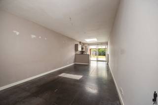 Op zoek naar een instapklare woning met een praktische indeling, veel natuurlijk licht en een centrale ligging? Dan is dit gezellige rijhuis in Beveren zeker een bezoek waard. Dankzij de garage, twee volwaardige slaapkamers, de aangename tuin en een gunstige EPC-score C vormt deze woning een ideale thuisbasis. Bovendien ligt het centrum van Beveren op slechts vijf minuten fietsen.<br /><br />Gelijkvloers<br />Garage met plaats voor een wagen en fietsen<br />Inkomhal<br />Gezellige leefruimte<br />Open, volledig uitgeruste keuken<br />Praktische berging<br />Apart gastentoilet<br />Schuifraam naar het overdekte terras<br /><br />Eerste verdieping<br />Ruime eerste slaapkamer<br />Badkamer met ligbad en dubbele lavabo<br />Apart toilet<br /><br />Tweede verdieping<br />Tweede slaapkamer bereikbaar via een vaste trap<br /><br />Tuin<br />Overdekt terras, ideaal om het hele jaar door buiten te genieten<br />Aangelegde, onderhoudsvriendelijke tuin<br />Praktisch tuinhuis voor extra opbergruimte<br /><br />Algemeen<br />Instapklare woning<br />Veel natuurlijke lichtinval dankzij dakramen, Velux en groot schuifraam<br />Energiezuinige EPC-score C<br />Dubbele beglazing<br />Centrale verwarming<br />Centrum van Beveren op slechts 5 minuten fietsen<br />Vlotte verbinding naar winkels, scholen en belangrijke invalswegen<br /><br />Een verzorgde en lichtrijke woning die comfort, praktische ruimtes en een gunstige ligging perfect combineert. Ideaal voor starters, alleenstaanden of koppels die meteen willen genieten van een gezellige thuis in Beveren.