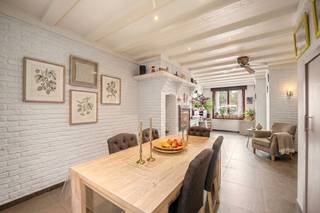 Op zoek naar een instapklare woning met 4 slaapkamers te koop in Blankenberge? Deze charmante rijwoning in de rustige Charles Huysstraat combineert een warme, authentieke uitstraling met hedendaags wooncomfort. Dankzij de vier slaapkamers, de vernieuwde keuken, de zonnige buitenruimte en het gunstige EPC-label C is dit de ideale gezinswoning waar je zonder renovatieverplichting meteen je intrek kunt nemen.<br /><br />Met een bewoonbare oppervlakte van 106 m² biedt deze woning een praktische en doordachte indeling. Bij het binnenkomen word je verwelkomd in een authentieke leefruimte met een gezellige, warme uitstraling. Aansluitend bevindt zich de vernieuwde keuken, die naadloos overgaat in de zonnige buitenruimte met een polyvalente kamer. Deze extra ruimte leent zich perfect als hobbyruimte, mancave, thuisbureau of praktische berging.<br /><br />Op de eerste verdieping bevinden zich twee slaapkamers en de badkamer. De tweede verdieping biedt twee ruime slaapkamers aan, waardoor deze woning perfect inspeelt op de noden van een gezin of wie extra kamers wenst voor een bureau of logeerkamer. Daarnaast beschikt de woning over een handige zolderruimte, ideaal voor het stockeren van seizoensmateriaal en andere spullen.<br /><br />Ook op technisch vlak werd er reeds geïnvesteerd. Zo werden de achtergevel en het dak recent gerenoveerd, wat bijdraagt aan het wooncomfort en de duurzaamheid van de woning. Dankzij het EPC-label C geniet je bovendien van een energiezuinigere woning.<br /><br />De rustige ligging in de Charles Huysstraat zorgt voor een aangename woonomgeving, terwijl je toch vlot winkels, scholen, openbaar vervoer en het centrum van Blankenberge bereikt.<br /><br />Wil jij kans maken op deze topper in een rustige en kindvriendelijke buurt van Blankenberge? Plan dan vandaag nog jouw bezoek en laat je verrassen door de ruimte, het comfort en de gezellige sfeer die deze woning te bieden heeft.<br /><br />Enkele beelden in deze publicatie zijn AI-visualisaties en dienen uitsluitend ter illustratie. Ze tonen een mogelijke inrichting en afwerking van de ruimtes.<br /><br />