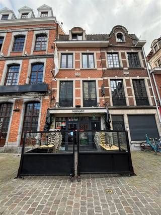 <p>De Oude Markt, het horeca centrum van de Stad Leuven, gelegen naast de historische Grote Markt met het Stadhuis. Het pand is niet alleen centraal gelegen ook kan je er verschillende campussen, openbaar vervoer, faciliteiten, winkels en supermarkten vinden in de nabijheid. Dit statig opbrengstpand omvat een handelsgelijkvloers en een triplex appartement. <br /><br />Het handelsgelijkvloers beschikt over een gelijkvloerse verdieping met keuken, zitruimte en aparte toiletten (op -1). Bovendien behoort er tot de handel nog een kelderverdieping, deze kan dienst doen als stockageruimte. Het triplex appartement is gelegen op de eerste, tweede en derde verdieping. <br /><br />Interesse in dit opbrengstpand? Neem dan contact op met onze Expert Investeringsvastgoed Jacky: 0495 53 46 49 of jacky@connect-immo.be <br /><br />EPC handel: D-label - 3395490<br />wche, vg, gdv, gvkr</p>
